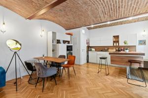 ウィーンにあるFarawayHomes Studio Vienna #B2の木製のテーブルと椅子のあるキッチンとダイニングルーム