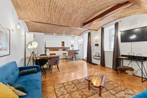 ウィーンにあるFarawayHomes Studio Vienna #B2の青いソファとテーブルのあるリビングルーム
