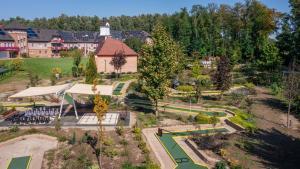 A garden outside Granada Conference, Wellness and Sport Hotel
