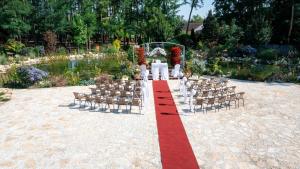 A garden outside Granada Conference, Wellness and Sport Hotel