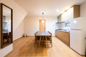 Una cocina o cocineta en ecru住吉logement 1 21 fotos más