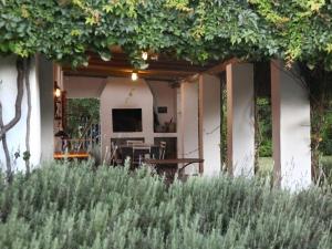 una casa con tavolo e televisore in un cortile di Lavender’s Blue a Stanford