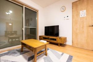 Una televisión o centro de entretenimiento en ecru住吉logement 1