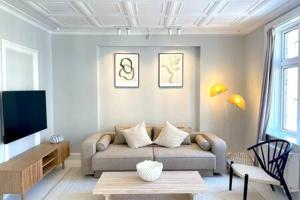 un soggiorno con divano e TV di 2 Bedroom Flat in Trendy Area a Copenaghen