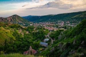 Blick auf eine Stadt in den Bergen in der Unterkunft Khoreayi Dzor in Goris