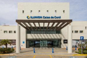 a building with a sign that reads lincoln center coliseum at Ilunion Calas de Conil in Conil de la Frontera