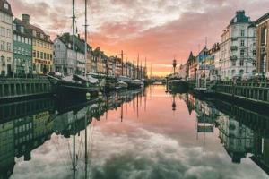 - une vue sur un canal avec des bâtiments et des bateaux dans l'établissement 3 Bedroom Flat - Perfect for Families, à Copenhague