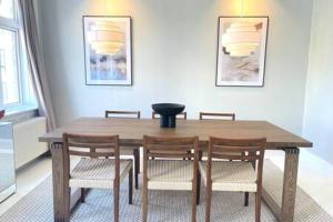 - une table à manger avec des chaises et une table en bois dans l'établissement Flat in Trendy and Vibrant Nørrebro Area, à Copenhague