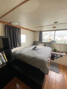 Una cama o camas en una habitación de The Floating Home