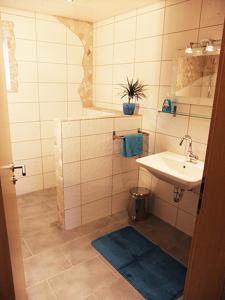 La petite salle de bains est pourvue d'un lavabo et d'un miroir. dans l'établissement Ferienwohnung Viabella, à Pleisweiler-Oberhofen