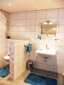 La salle de bains est pourvue d'un lavabo et de toilettes. dans l'établissement Ferienwohnung Viabella, à Pleisweiler-Oberhofen