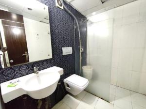 Koupelna v ubytování Hotel Delhi Pride, Karol Bagh