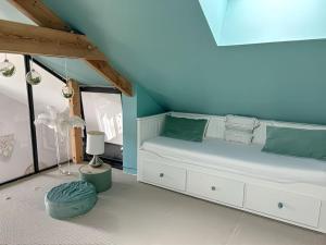 Tempat tidur dalam kamar di Eden Blue Lodge-15 min Compiègne