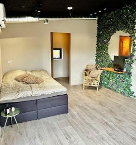 1 dormitorio con cama y pared verde en Gæstehuset Ro en Fredericia