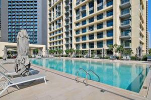 Bazén v ubytování NEW Silkhaus Luxurious in Downtown Premium Tower nebo v jeho okolí