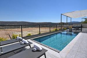 - une piscine avec vue sur le désert dans l'établissement אחוזת גשן - וילה מהממת למשפחות עם ממ"ד, בריכה מחוממת ונוף מושלם לכנרת, à Kallanit