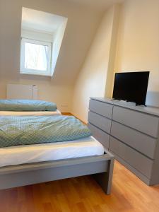 Ліжко або ліжка в номері Apartment über Neu Ulm's Dächern, 2 Schlafzimmer inkl. Stellplatz