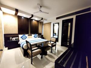 TV a/nebo společenská místnost v ubytování Hotel Delhi Pride, Karol Bagh