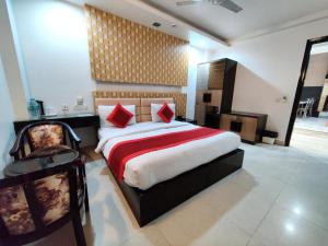 Postel nebo postele na pokoji v ubytování Hotel Delhi Pride, Karol Bagh