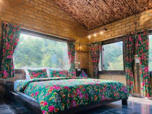 um quarto com uma cama grande num quarto com janelas em Local Ban Bang Homestay - Motorbike rental and Tour em Ha Giang