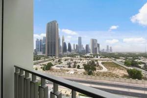 uma varanda com vista para o horizonte da cidade em Silkhaus luxurious 1BDR in new tower with pool & gym no Dubai