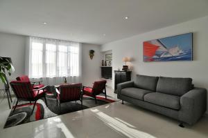 L'Ostra 0, appartement haut standing front de mer à Cancale sur le Port de La Houle的休息区