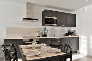 L'Ostra 0, appartement haut standing front de mer à Cancale sur le Port de La Houle的厨房或小厨房
