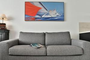 L'Ostra 0, appartement haut standing front de mer à Cancale sur le Port de La Houle的休息区