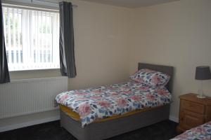 a bedroom with a bed and a window at 4 Woodyard Cottages, 2 Bedroom with free parking. in Long Sutton