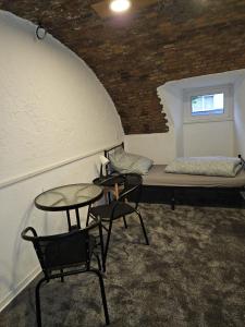 una camera con un letto e due tavoli e sedie di Monteurzimmer WG Zimmer Kurzzeitmieter *in a Düren - Eifel