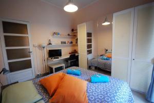 - une chambre avec 2 lits et un bureau dans l'établissement Lovely 1-Bedroom Apartment in Lingotto Area, à Turin