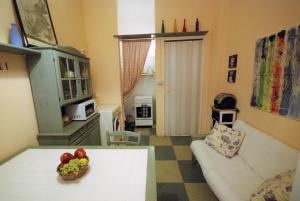 - un salon avec une table et un bol de fruits dans l'établissement Lovely 1-Bedroom Apartment in Lingotto Area, à Turin