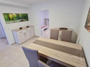 eine Küche mit einem großen Holztisch und Stühlen in der Unterkunft Schöne helle Wohnung in Malsch in Malsch