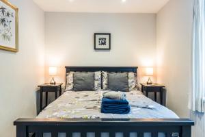 um quarto com uma cama com uma toalha azul em 1 Phoenix Cottages, 403 High Street, Cheltenham em Cheltenham