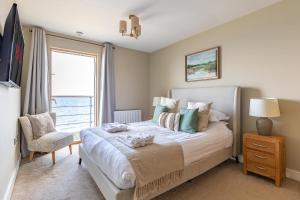 1 dormitorio con cama y ventana en The Sands, en Scarborough