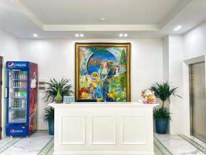 富国Cybele Sunset Hotel Phu Quoc的商店墙上的一幅巨幅画