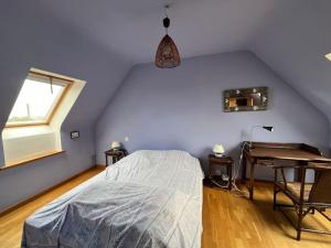 Katil atau katil-katil dalam bilik di Maison 4p vue mer à pied des plages de Port Blanc