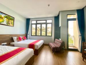 une chambre d'hôtel avec deux lits et une fenêtre dans l'établissement Golden Field Villa& Apartment, à Hội An