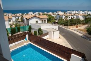 uma villa com piscina e vista para a cidade em Oceans Breeze Villa em Protaras