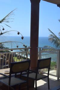 2 sillas en un balcón con el océano en el fondo en 134 On Ocean View, en Amanzimtoti