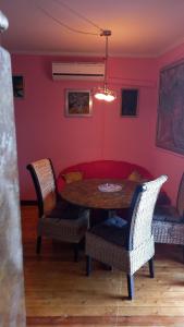 ザダルにあるApartments Branimirの赤い壁のダイニングルームテーブルと椅子