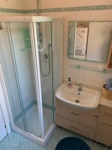 La salle de bains est pourvue d'une douche et d'un lavabo. dans l'établissement Look giovane per una casa vista lago, à Côme