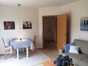 een woonkamer met een tafel en een bank bij Kon 375 in Scharbeutz