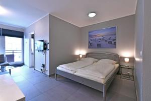 1 dormitorio con 1 cama y sala de estar en RES 408 - Residenz - Teilseeblick en Scharbeutz