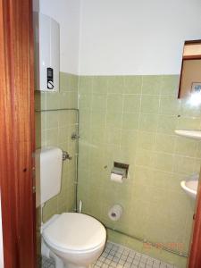 bagno con servizi igienici e lavandino di HOF 203 - Berliner Hof - Seeblick a Scharbeutz