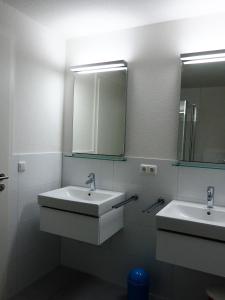 een badkamer met 2 wastafels en een spiegel bij FIS 002 - Strandperle in Scharbeutz