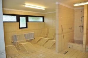 una sala d'attesa con sedie e doccia di RES 406 - Apartment Meeresliebe - Seeblick a Scharbeutz