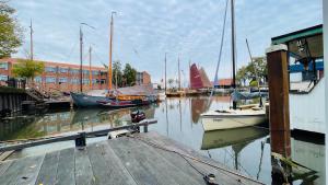 een groep boten is aangemeerd in een haven bij Woonboot 4 Harderwijk in Harderwijk