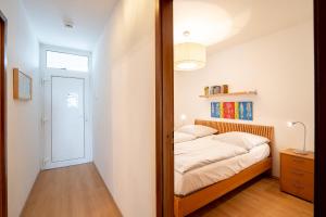 um pequeno quarto com uma cama e um espelho em HOF 306 - Berliner Hof - Seeblick em Scharbeutz
