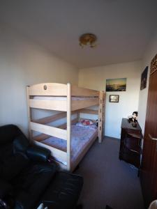 een slaapkamer met 2 stapelbedden en een bank bij RES 114 - Residenz in Scharbeutz